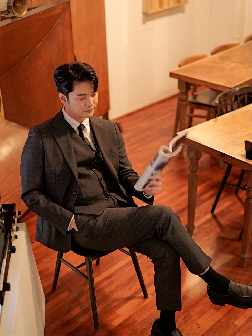 Mr. Philip Lee Cheng reading in a cafe