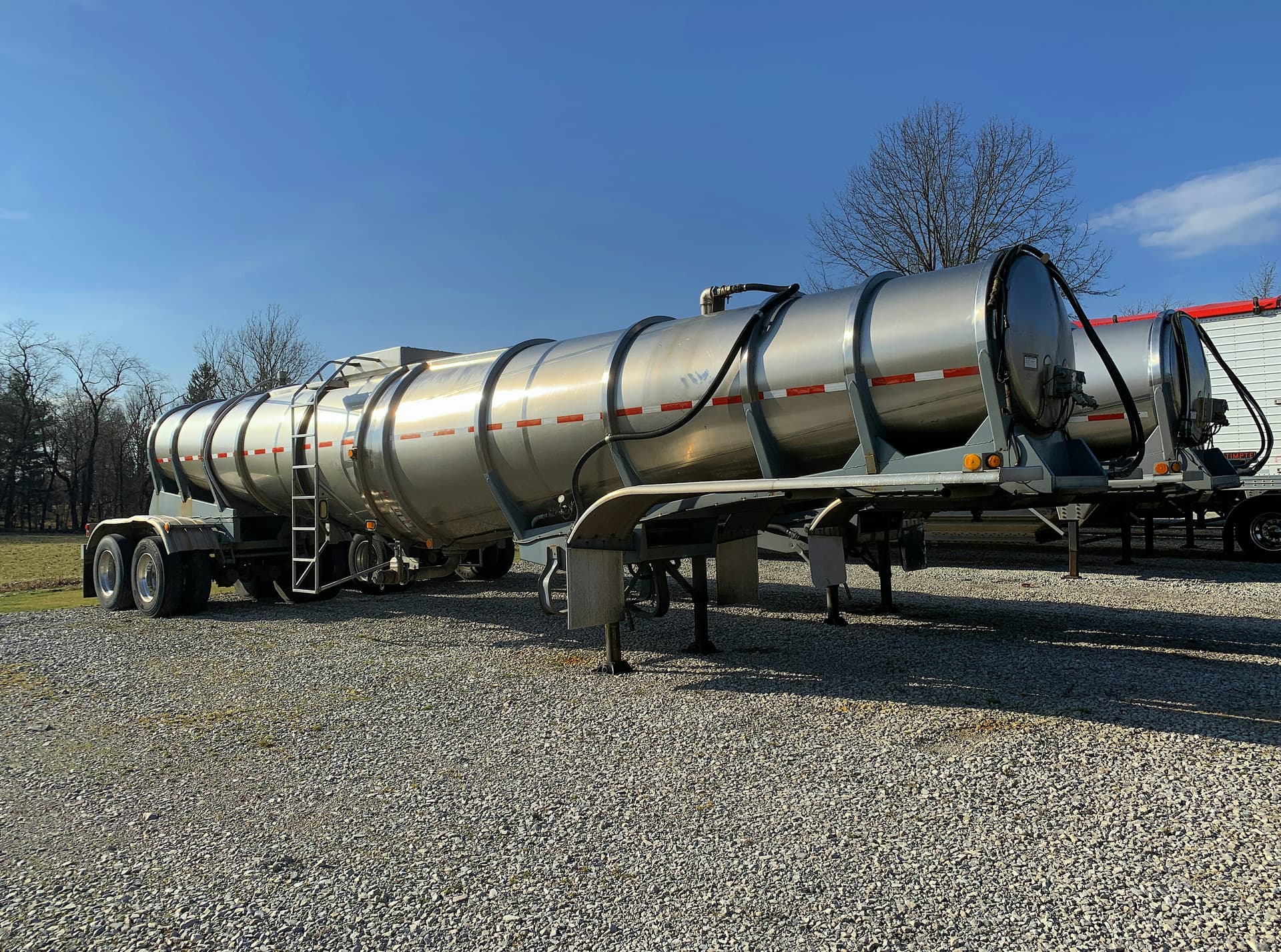 Fuel storage terminal and tanker